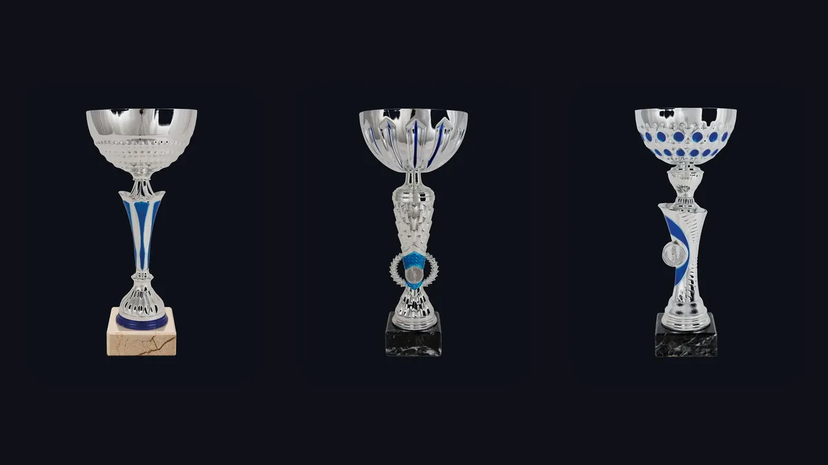 Copas de trofeo plateadas con detalles azules