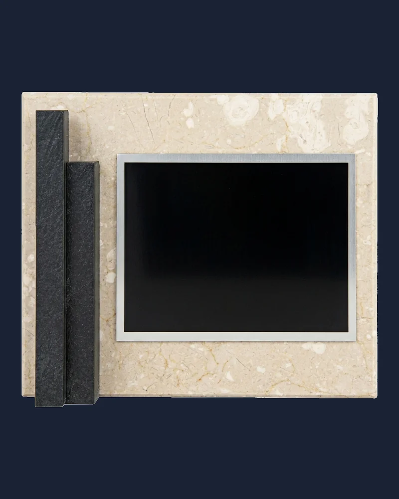 Placa Mármol Beige con Logo Decorativo
