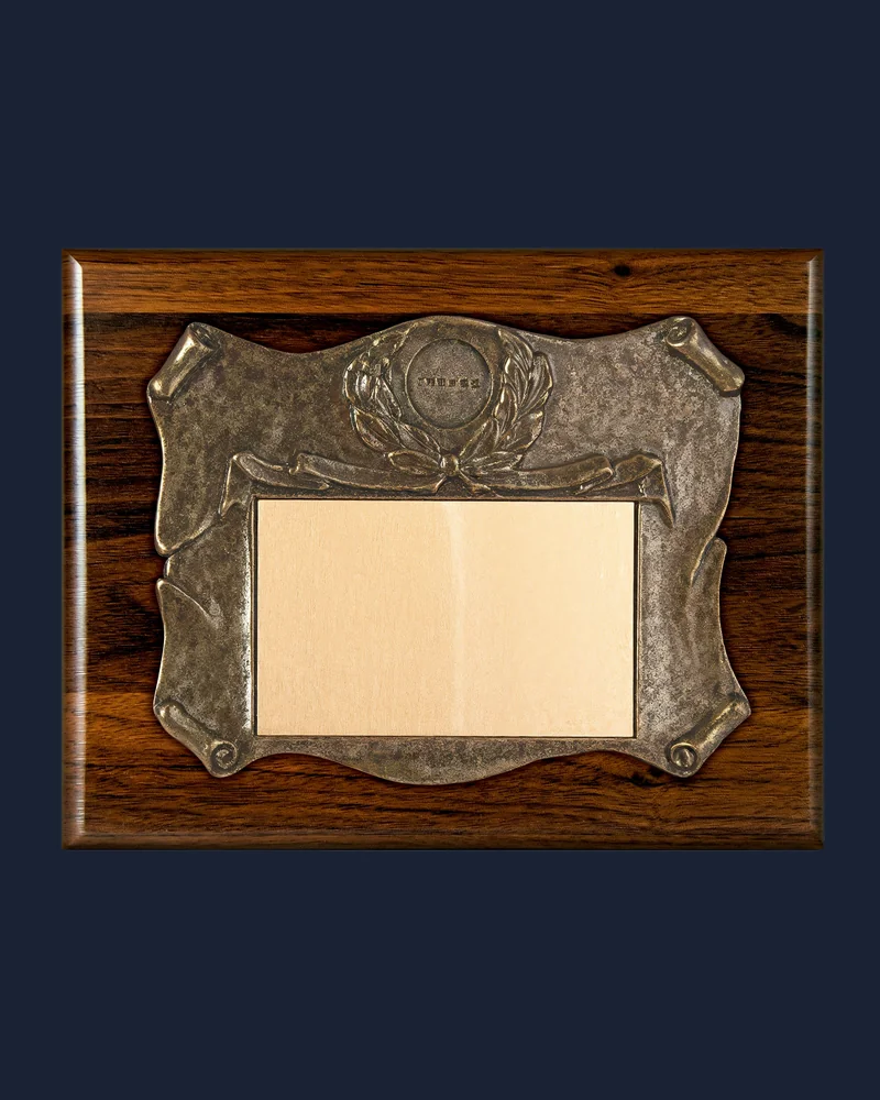 Placa Nogal con Medallón Dorado y Laurel