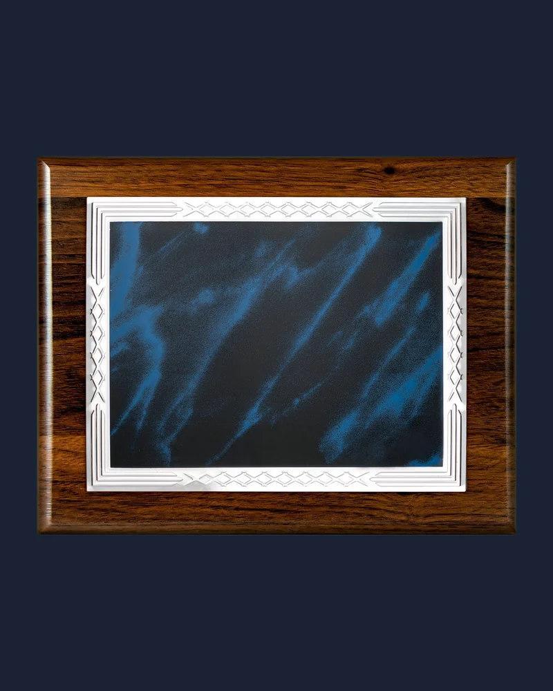 Placa Nogal con Marco Cincelado y Fondo Mármol Azul